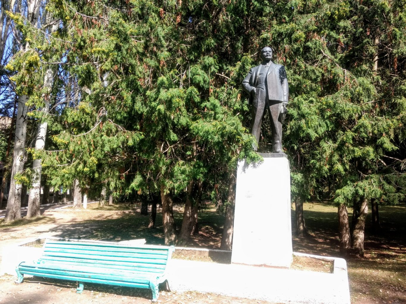 Lenin statue at Jeti-Oguz sanatorium